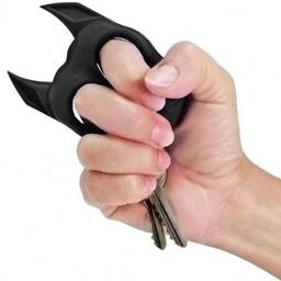 Black_Brutus_Bulldog_Self-Defense_Keychain_Knuckle_Weapon_in_hand