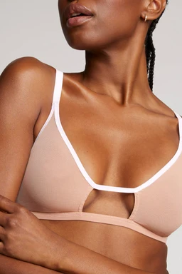 Bra_SieveCutout_BuffWhite_Kiara_02_NN