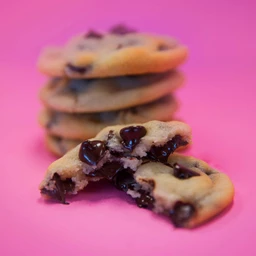 chocolate-chip-cookies-pink-bg-2048-41